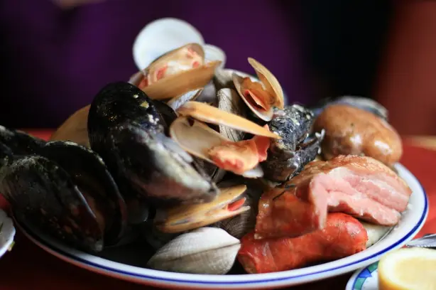 Foto von Chilenischer Curanto im Topf – fertig angerichtet