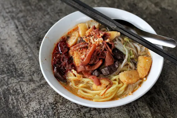 Foto von Klassische Malaysische Curry Mee – fertig angerichtet