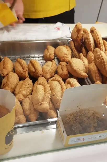 Foto von Malaysische Curry Puffs Karipap – fertig angerichtet
