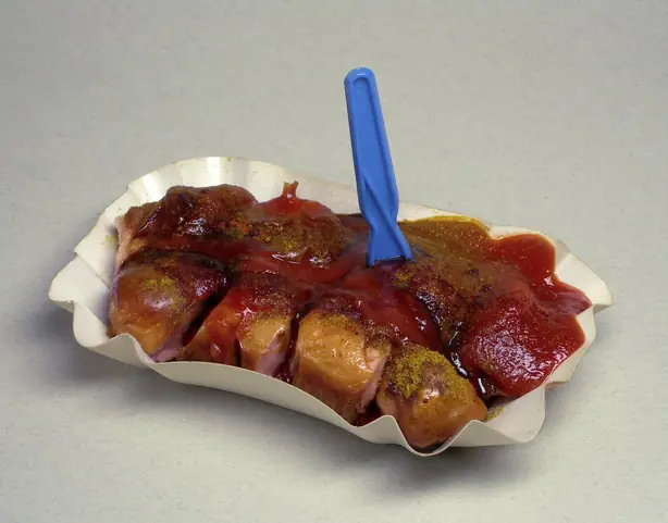 Foto von Klassischer Curry-Gewürzketchup – fertig angerichtet