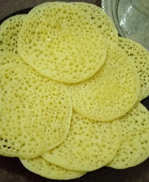 Foto von Maghrebinische Baghrir mit Honigbutter – fertig angerichtet