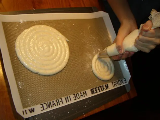 Foto von Französische Dacquoise Torte – fertig angerichtet