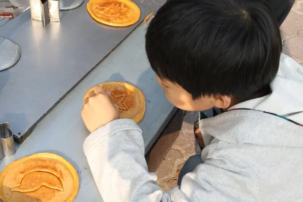 Foto von Koreanische Dalgona Zuckerplätzchen – fertig angerichtet