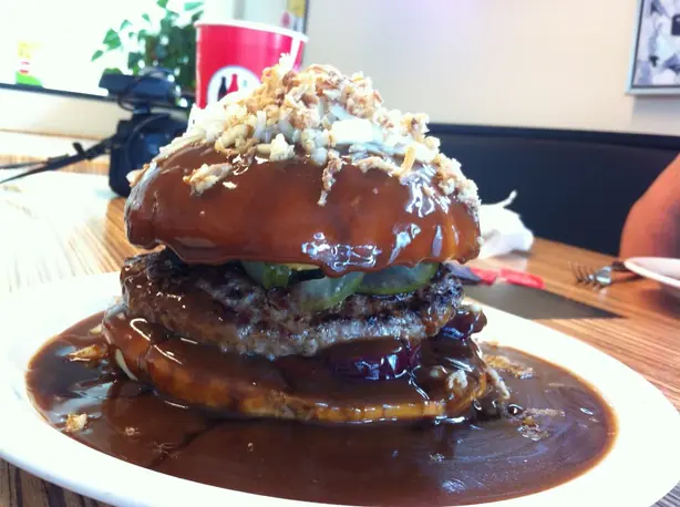 Foto von Dänisches Bøfsandwich mit brauner Soße – fertig angerichtet