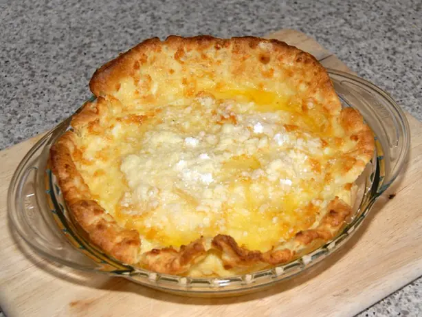 Foto von Klassischer Dutch Baby Pfannkuchen – fertig angerichtet