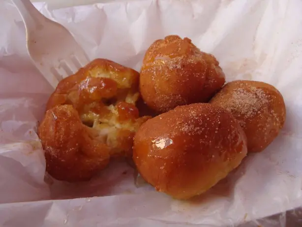 Foto von Amerikanische Frittierte Butterbällchen – fertig angerichtet