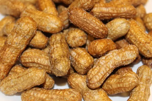 Foto von Frittierte Erdnüsse mit Schale – fertig angerichtet