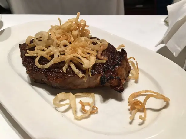 Foto von Klassisches Delmonico Steak – fertig angerichtet