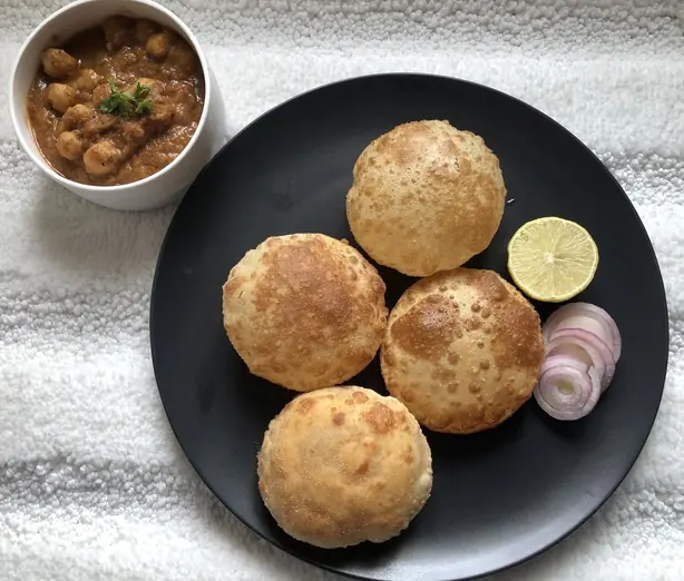 Foto von Punjabisches Bhatura mit Joghurt – fertig angerichtet