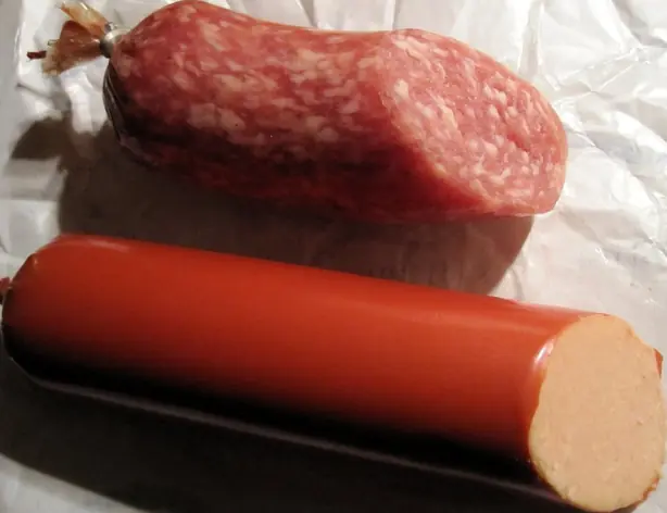 Foto von Hausgemachte Grobe Mettwurst (2) – fertig angerichtet