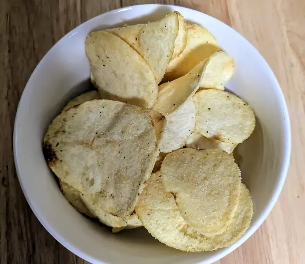 Foto von Kanadische Dill-Pickle-Chips – fertig angerichtet