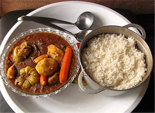 Foto von Gambischer Erdnusseintopf Domoda (2) – fertig angerichtet