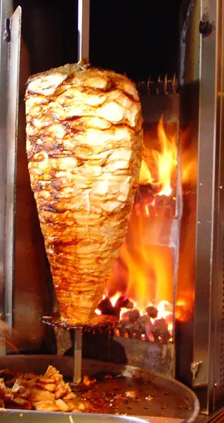Doner kebap Istanbul 20071026 crop – Foto: Pvasiliadis; cropped by Beyond (CC BY-SA 3.0)