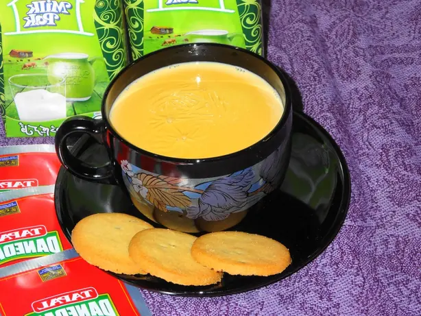 Foto von Klassischer Doodh Pati Chai – fertig angerichtet