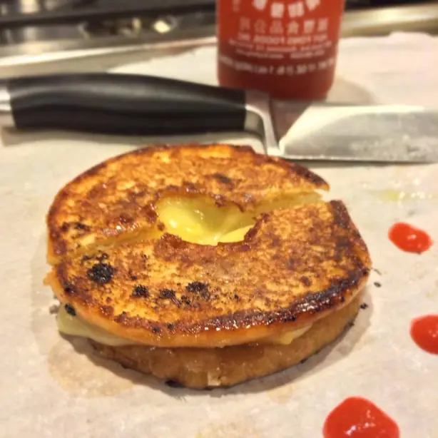 Foto von Amerikanischer Luther Burger Klassisch – fertig angerichtet