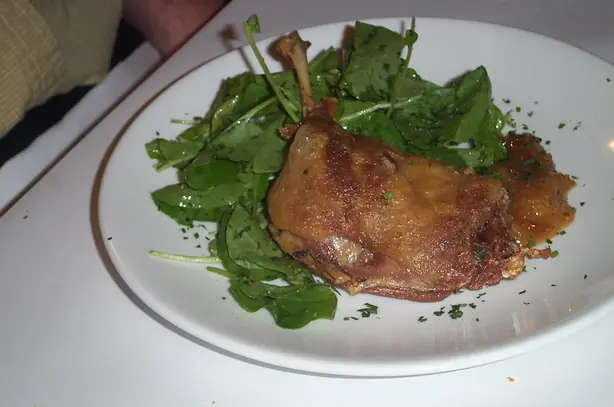 Foto von Französisches Enten-Confit klassisch – fertig angerichtet