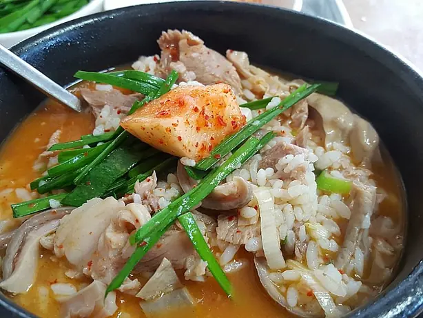 Foto von Busan Dwaeji-gukbap Klassisch – fertig angerichtet