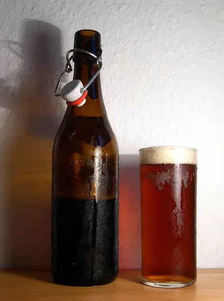 Foto von Klassisches Düsseldorfer Altbier – fertig angerichtet