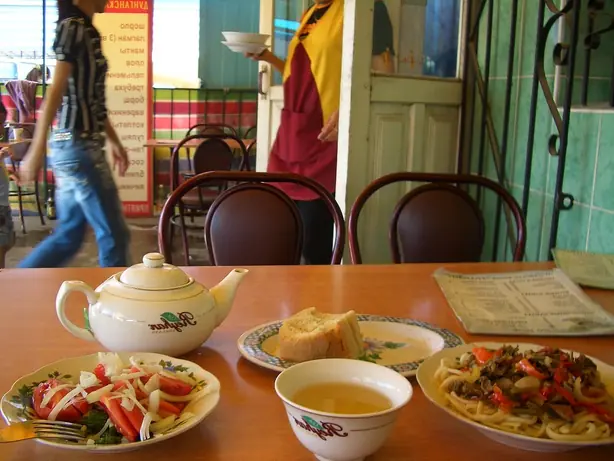 Foto von Klassische Usbekische Laghman – fertig angerichtet