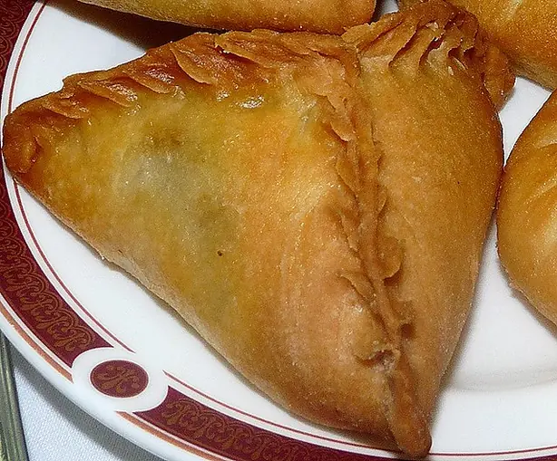 Foto von Tatarische Etschpotschmak Teigtaschen – fertig angerichtet