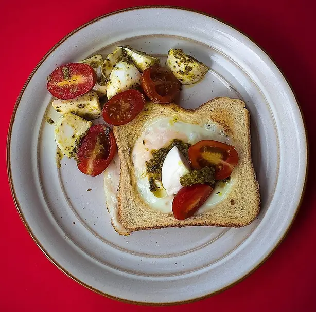 Foto von Klassisches Egg in the Basket – fertig angerichtet