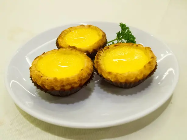 Foto von Klassische Hong Kong Eiertörtchen – fertig angerichtet