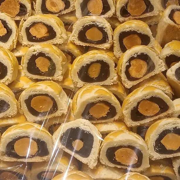 Foto von Taiwanesische Eigelb-Mondkuchen Dànhuángsū – fertig angerichtet