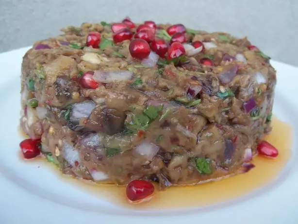 Eggplant caviar with pomegranate – Foto: Georgian Recipes at Georgia About (CC BY 3.0)