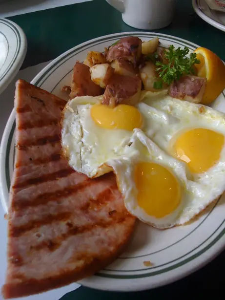 Foto von Amerikanische Ham and Eggs klassisch – fertig angerichtet