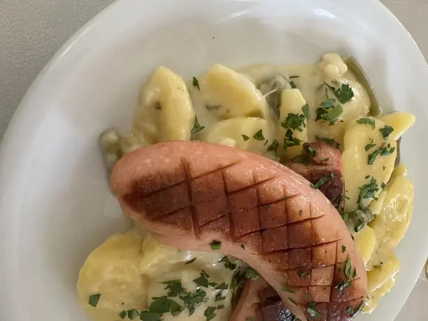 Foto von Wiener Einbrennte Hund klassisch – fertig angerichtet