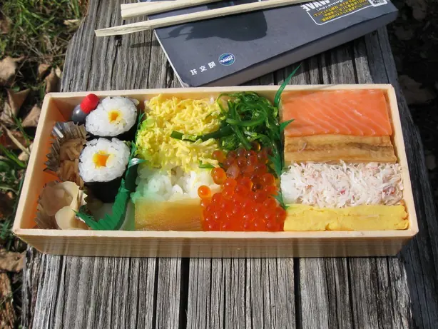 Foto von Japanisches Lachs-Ekiben Klassisch – fertig angerichtet