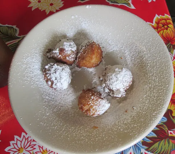 Foto von Kreolische Calas Reisbällchen – fertig angerichtet