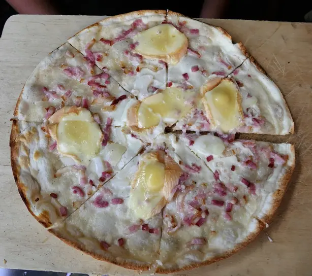 Foto von Elsässer Flammkuchen klassisch – fertig angerichtet