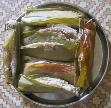 Foto von Odia Enduri Pitha im Kurkumablatt – fertig angerichtet