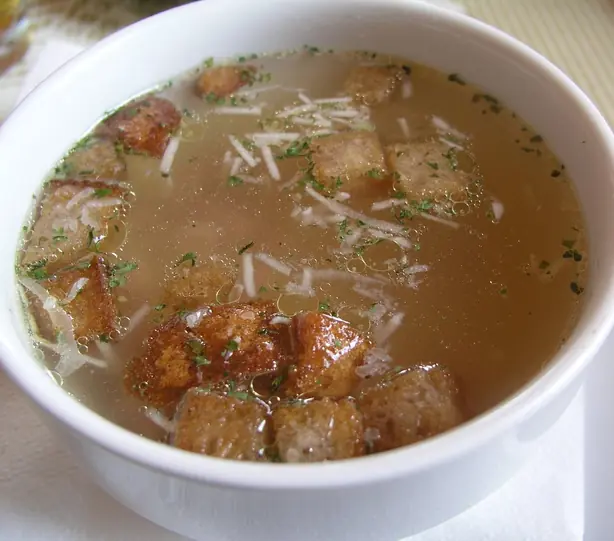 Foto von Tschechische Česnečka Knoblauchsuppe – fertig angerichtet