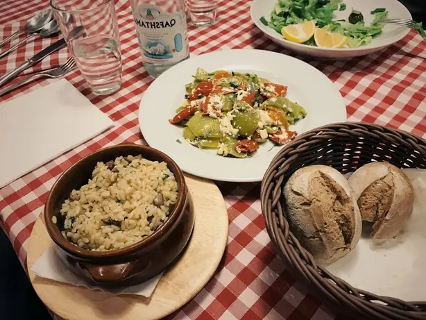 Foto von Albanischer Fërgesë Tirane Auflauf – fertig angerichtet