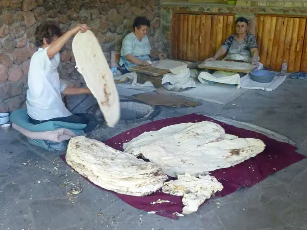 Foto von Armenisches Lavash-Brot traditionell – fertig angerichtet