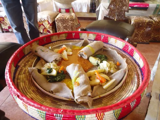 Foto von Äthiopisches Hähnchen Doro Wat – fertig angerichtet