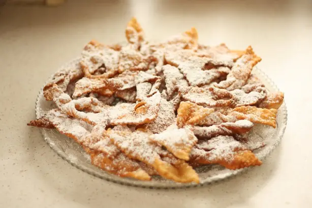 Foto von Klassische Polnische Faworki – fertig angerichtet