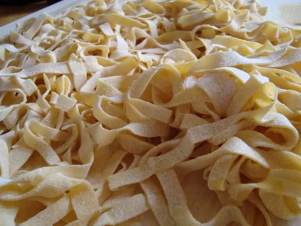 Foto von Kalbskotelett mit Pfifferling-Rahm – fertig angerichtet