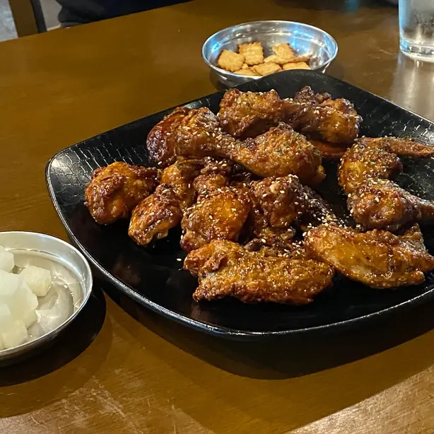 Foto von Amerikanisches Southern Fried Chicken – fertig angerichtet