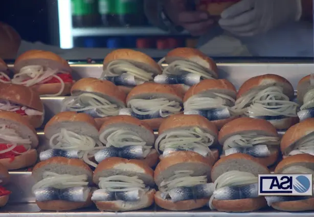 Foto von Norddeutsches Fischbrötchen klassisch – fertig angerichtet