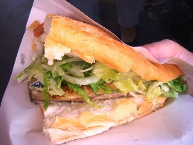 Foto von Türkisches Balık Ekmek vom Boot – fertig angerichtet