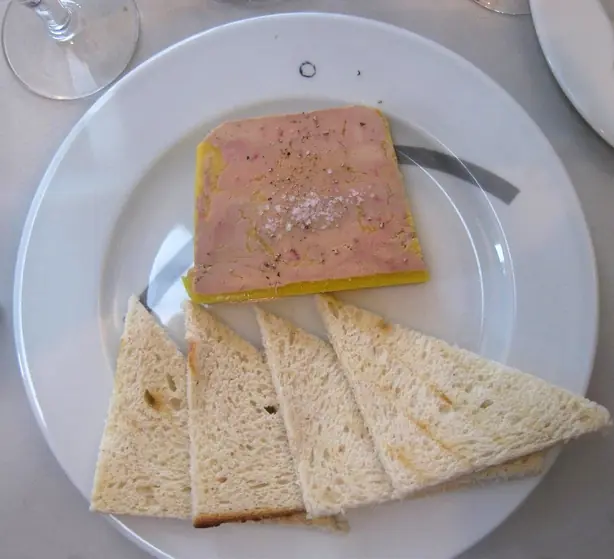 Foto von Straßburger Gänseleberpastete klassisch – fertig angerichtet