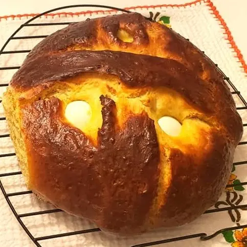 Foto von Portugiesisches Osterbrot Folar – fertig angerichtet