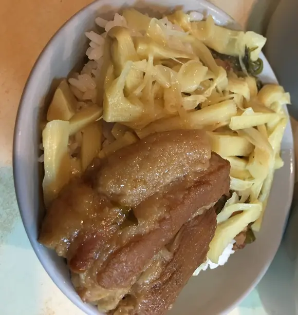 Food 焢肉飯 台北 (24735872013) – Foto: bryan... from Taipei, Taiwan (CC BY-SA 2.0)