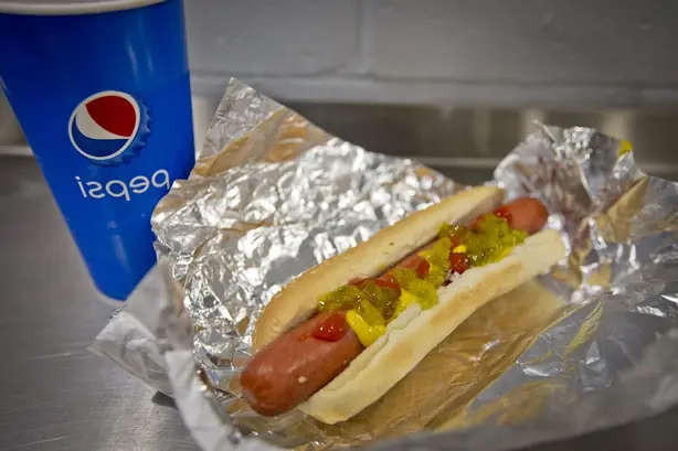 Foto von Klassischer Costco Hot Dog – fertig angerichtet