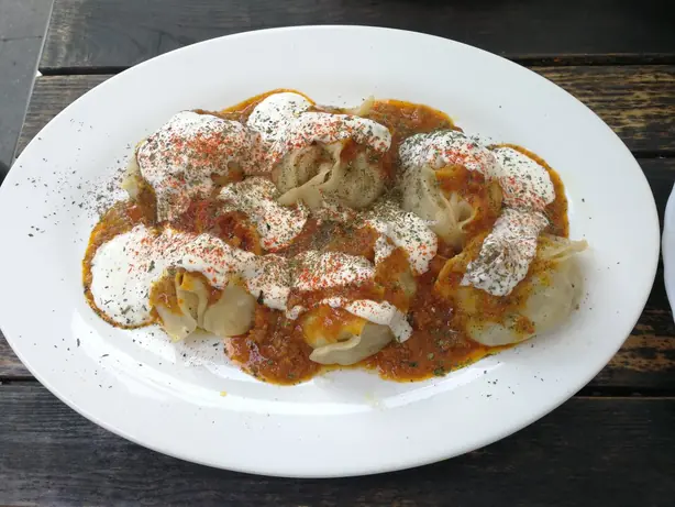 Foto von Türkische Mantı Kayseri-Art – fertig angerichtet