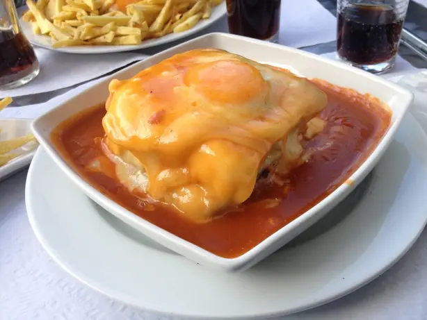 Foto von Portugiesische Francesinha klassisch – fertig angerichtet