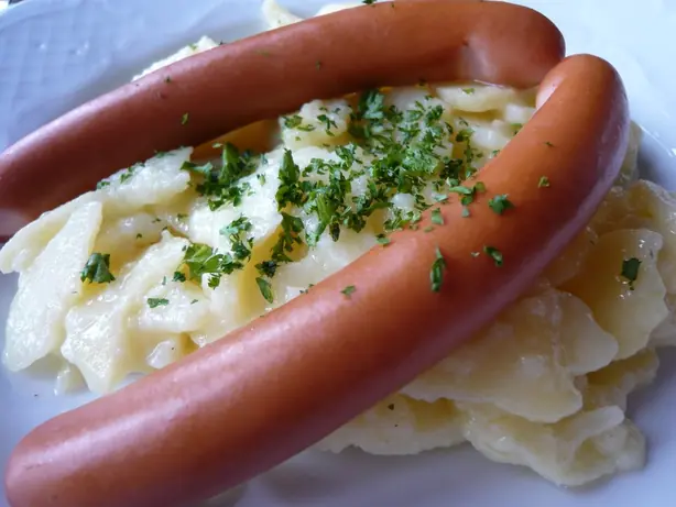 Foto von Hausgemachte Frankfurter Würstchen – fertig angerichtet